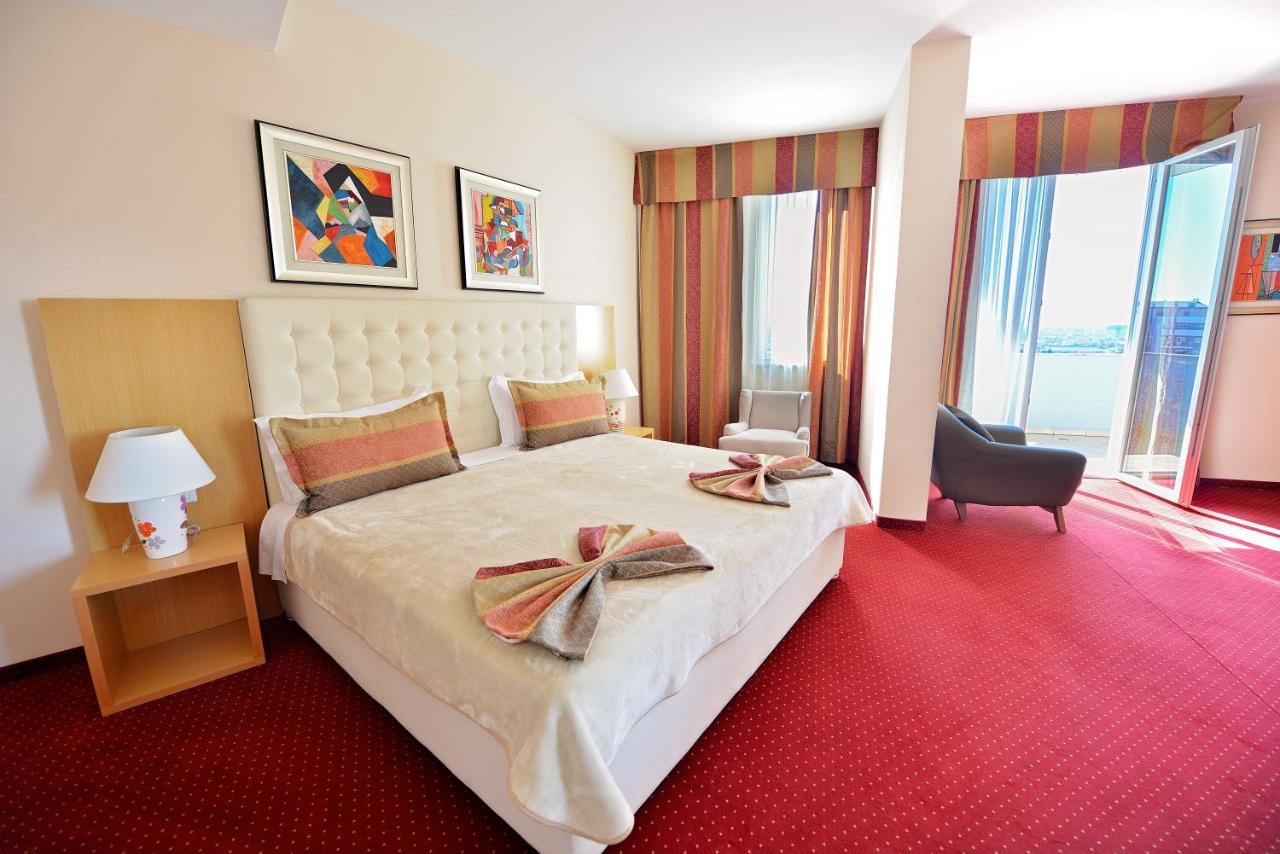 Jolly Hotel Lezhe Exterior photo